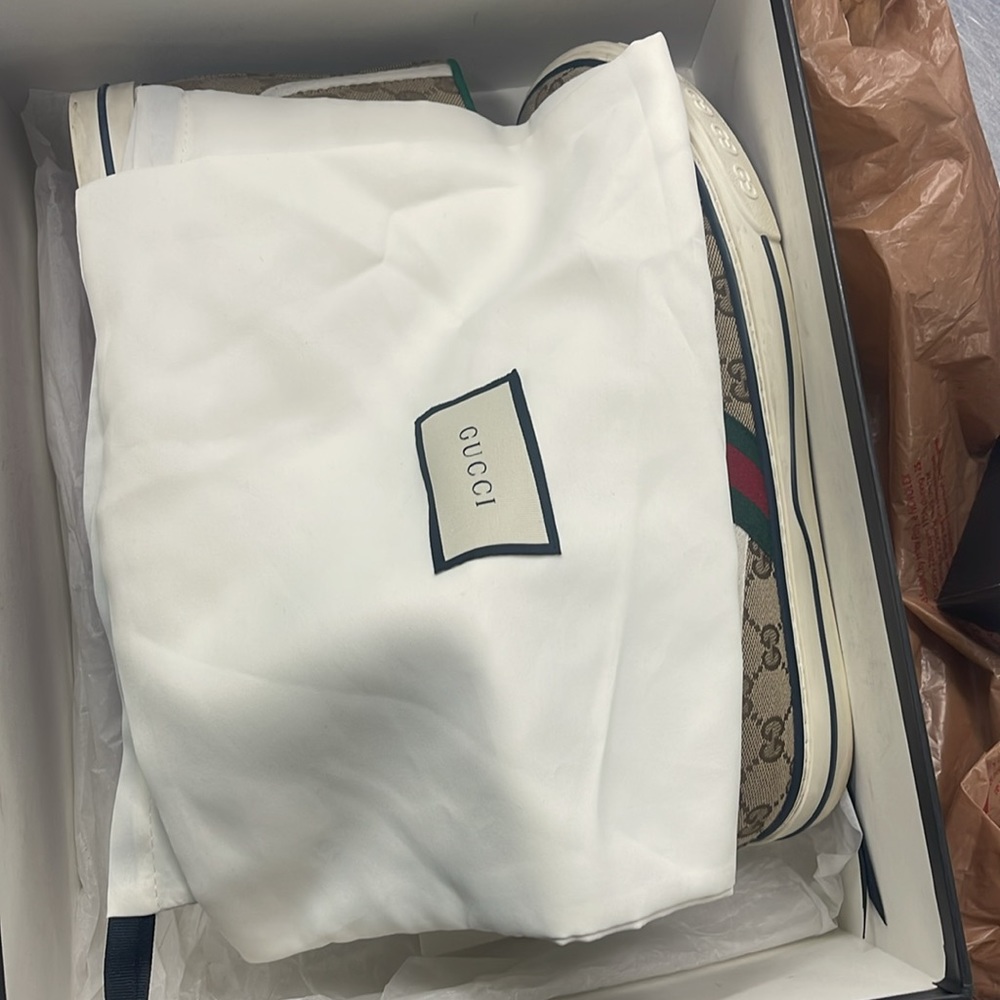 Gucci shoes comes with 2 brand new dust bags and extra shoes laces - Picture 4 of 6